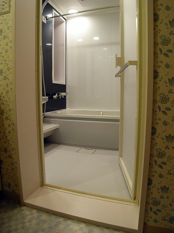 段差の少ない落ち着きのある浴室へ 段差の少ない落ち着きのある浴室へ